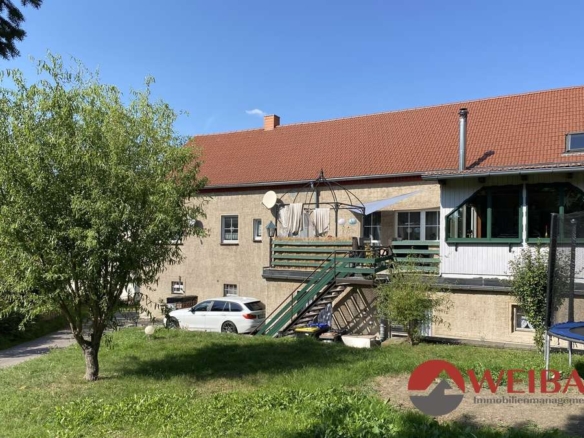 Bezugsfreies großzügiges Zweifamilienhaus in ruhiger Lage mit Nebengelass